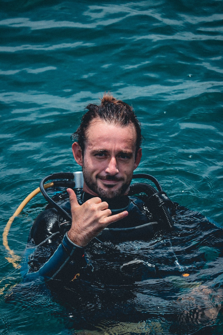 Alex Dakov buceando en el océano